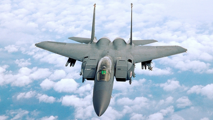 Un avion de vânătoare american F-15 a căzut în mare, marţi, în largul insulei japoneze Okinawa.