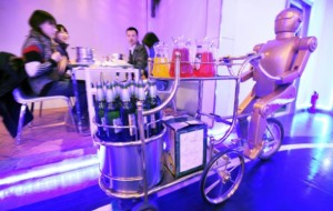 În total, sunt peste 18 roboti diferiţi în restaurant, fiecare având între 1,3 şi 1,6 metri înălţime.