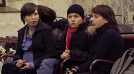 Женщины продолжают покидать свои семьи в поисках оплачиваемой работы за границей.