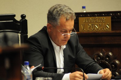 Plahotniuc i-a acţionat în judecată pentru calomnie pe Alexandr Petcov, pe colegii de partid ai acestuia, Grigore Petrenco şi Iurie Muntean, dar şi pe liberal-democratul Ion Butmalai şi susţine că banii obţinuţi drept daune îi va dona Centrului Mamei şi Copilului.