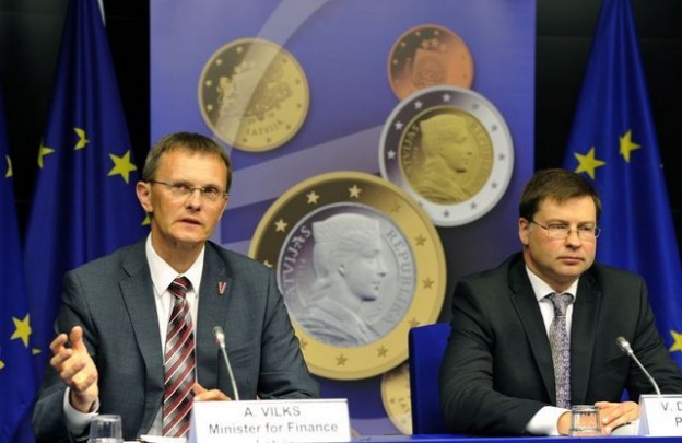 Rata de schimb valutar va fi de 0.702804 lat/euro, iar bancnotele şi monedele euro vor fi emise în statul leton începând cu data de 1 ianuarie 2014.
