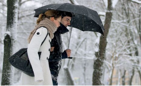 Totodată, joi, 6 noiembrie, în toată țara vor cădea precipitaţii mixte, sub formă de ninsoare și lapoviță.