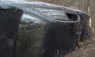 Bărbatul a părăsit locul accidentului şi a scos plăcuţele cu numărul de înmatriculare. 