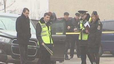 La faţa locului sunt mai multe echipaje ale poliţiei, pompierilor şi serviciului Bom-teh