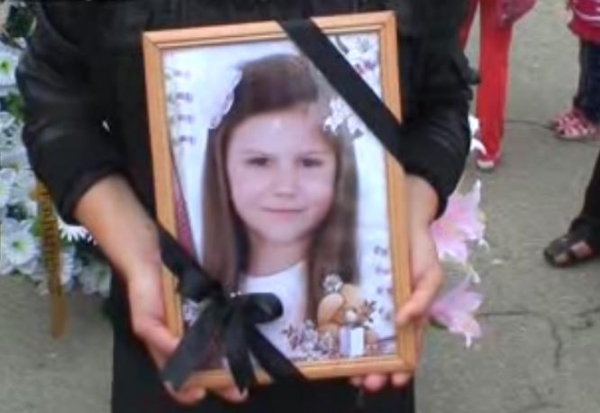 Corpul neînsuflețit al fetiței a fost adus în țară miercuri, iar ieri, 6 iunie, fetița a fost înmormântată în satul bunicilor.