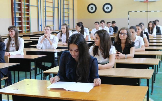 Circa 28.000 de absolvenţi dau astăzi examenul de Bacalaureat la limba de studiu. 