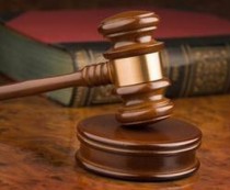 La locul faptei au venit mai multe persoane printre care tatăl minorului şi doi fraţi ai acestuia