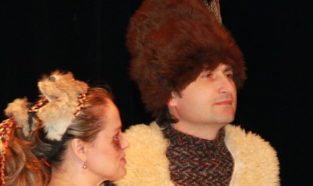 De meserie actor, Alexandru Leancă ocupă funcția de asistent cultural în Ambasada SUA în R. Moldova.
