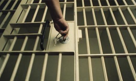 Un angajat al Penitenciarului din Rezina a fost eliberat din funcţie, după ce a fost prins în flagrant delict. 