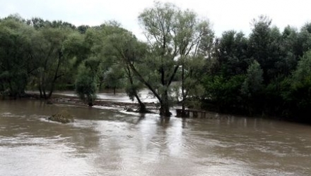 Aproximativ 1.500 de persoane din estul ţării sunt complet izolate, podurile care făceau legătura cu aceste sate fiind distruse