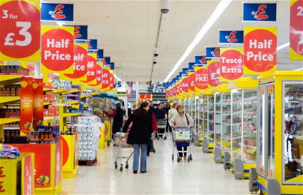 Lucrurile pe care le sustrăgea, moldoveanca le ascundea în sacii de gunoi, apoi ieșea să arunce pungile la rampă (platformă unde se descarcă marfa adusă la supermarket) și care nu avea alarmă antifurt.