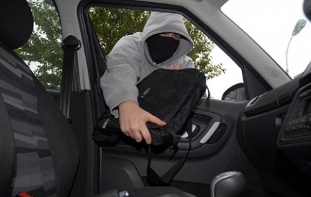 Из салона авто вытащили сумку с ноутбуком и документами. Фото: infpol.ru