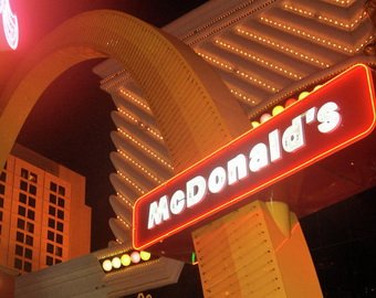 В ресторане заявили, что на McDrive не обслуживают пешеходов, велосипедистов и наездников.