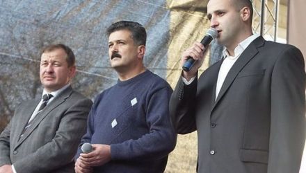 În ceea ce-i priveşte pe căcănarii de teapa lui Dodon, Şelin, Tkaciuk, aceştia sunt ca nişte piţipoance siliconate, care nu pot fără scandal