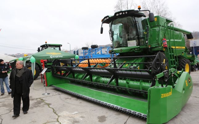 Sunt de calitate înaltă. Cât semeni atâta iese“, încearcă să ne convingă Sergiu Parfeni, directorul unei companii care propune produse de import.