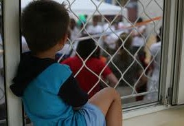  O mamă din Cahul riscă să fie decăzută din drepturile părinteşti, pentru că îşi ţine fetiţa încuiata în casă în condiţii greu de imaginat. 
