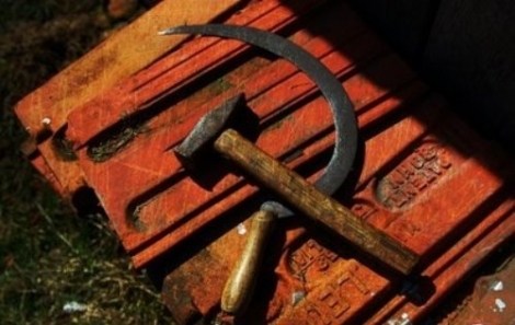 Comuniştii insistă ca legea care prevede interzicerea utilizării în scopuri politice a simbolurilor comuniste.