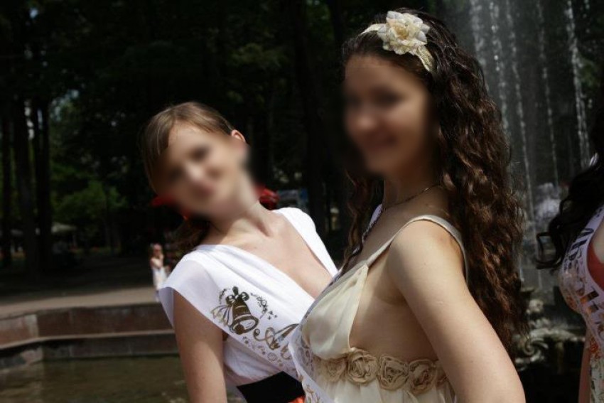 Unele fete nu s-au sfiit şi şi-au ridicat fustele într-atât de mult încât li s-a văzut lenjeria intimă. 
