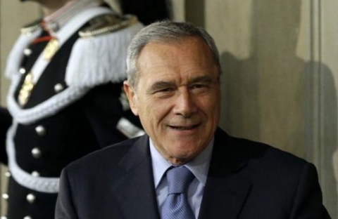 Noul preşedinte al Senatului italian, Pietro Grasso, a anunţat că îşi va reduce salariul la jumătate.