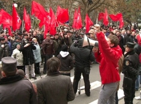 Ulterior, aceştia au mers şi au protestat şi în faţa reşedinţei preşedintelui ţării, Nicolae Timofti, scandînd „Ruşine!”, „Vrem alegeri!” 