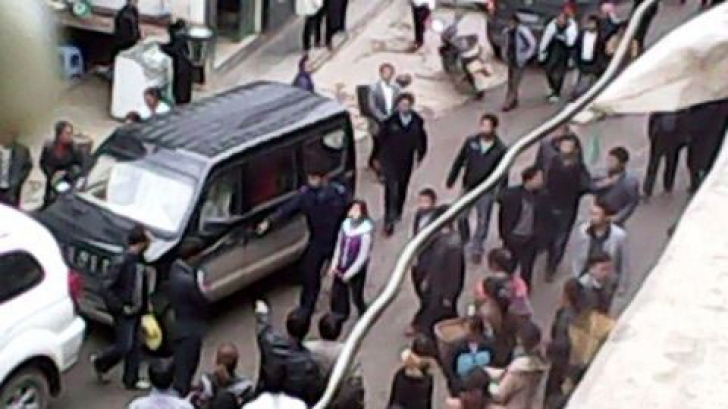 În acelaşi timăp, mătuşa fetei a fost bătută de oamenii legii în momentul în care a încercat să îi ias apărarea nepoatei sale.
