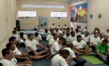 Pe lângă iniţierea în tainele yoga, foştii deţinuţi învaţă şi cum se pot adapta la viaţa în afara gratiilor chiar de la maeştrii yoga.