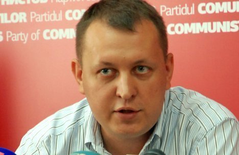Петренко обратил внимание на то, что общество не должно допустить закрытия новых школ, находящихся в списке на оптимизацию.