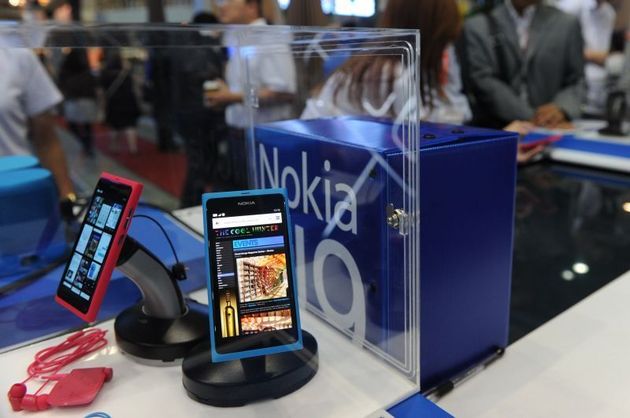 Cele două smartphone-uri utilizează cea mai recentă versiune a sistemului de operare Windows Phone şi vor intra la vânzare până la sfârşitul lunii martie.