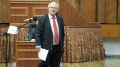  Procedura de vot s-a încheiat. Membrii comisia numără voturile deputaţilor.