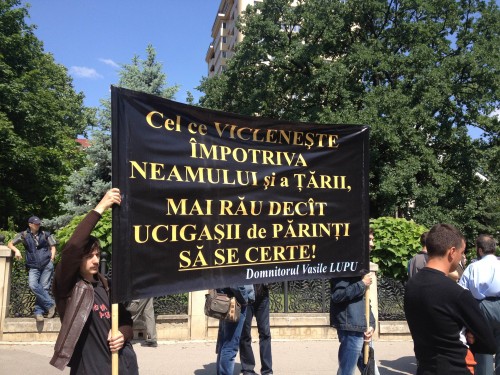 Mitropolia Chişinăului şi a Întregii Moldove califică votul de ieri al parlamentarilor, drept un pericol pentru integritatea morală şi spirituală a societăţii.