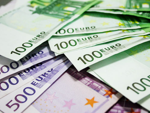 Cursul monedei unice faţă de dolarul SUA continuă să scadă în Europa, aceasta fiind atacată de criza financiar-economică, pe fondalul crizei datoriilor.