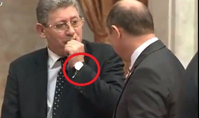 Pe mana liderului PL, Mihai Ghimpu, putem vedea un „Frederique Constant", valoarea caruia este de cateva zeci de mii de lei.