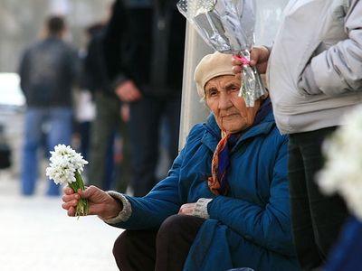 Торговцы на центральной улице столицы объясняют происхождение подснежников, занесенных в Красную книгу тем, что они выращивают их в огороде. Фото: donbass.ua 
