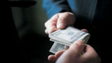 Специалист обвиняется в вымогательстве и получении денег, в обмен на которые он обещал оказать влияние на функционеров из Апелляционного суда Кишинэу.