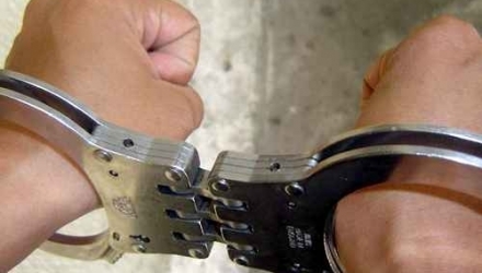 Potrivit oamenilor legii, bănuitul s-ar fi înţeles cu o adolescentă de 17 ani să-l ademenească pe bărbat în oraş.
