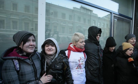 Activiştii pentru drepturile omului au promis să lupte împotriva legii şi sunt aşteptate proteste în faţa parlamentului, în timpul dezbaterilor.