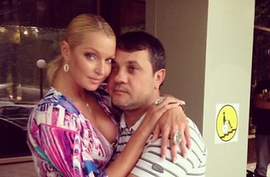 Балерина удаляет из соцсетей совместные фото с Бахтияром Салимовым.