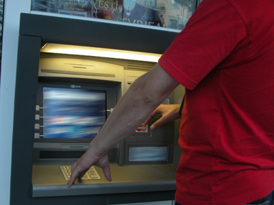 Poliția este în căutarea unei persoane suspectate de furtul a peste 38 de mii de lei din bancomatele a diferite bănci. 