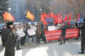 După ce au protestat în fața Palatului Republicii, protestatarii s-au deplasat spre Reședința de stat.