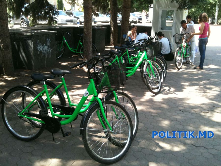 Chișinăuienii și oaspeții capitalei se pot bucura de plimbări gratuite cu bicicleta în Parcul Central 