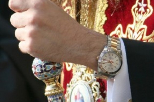 O încercare de vânzare prin licitaţie, duminică, a unui ceas de lux marca Rolex, donat de mitropolitul Nikolai, s-a încheiat cu un eşec.