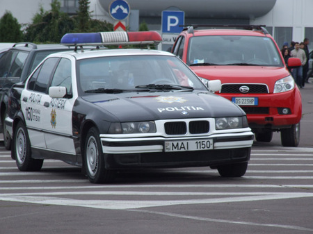 Automobilele sînt utilate cu camere de bord, care permit filmarea în interiorul unității de transport, dar și în exterior, sisteme GPS și alcooloteste „Drager”, care au fost donate de Ambasada SUA. 