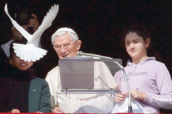 Nu este pentru prima dată când suveranul pontif are probleme cu porumbeii păcii. 