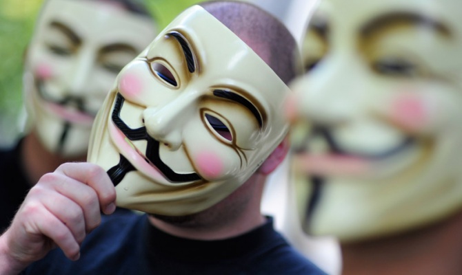 Процедура взлома, именуемая JailBreak, позволяет открыть доступ к файловой системе устройства и устанавливать приложения, полученные из источников, отличных от официального интернет-магазина Apple App Store.