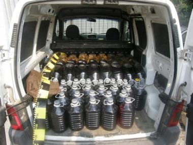 În cadrul controlului fizic, în salonul automobilului, a fost depistat un lot comercial de circa 1000 de sticle de Vodkă