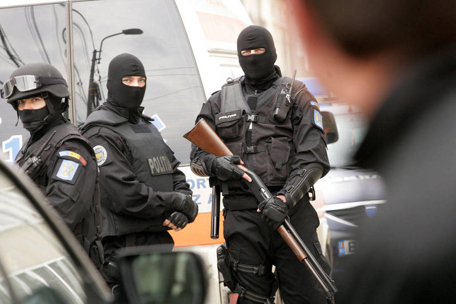 Angajaţii Direcţiei de Investigare a Infracţiunilor de Criminalitate Organizată şi Terorism din România au discins astăzi în zeci de  cabinete medicale.