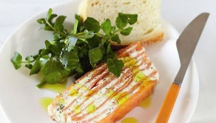 Meniul începe cu o terină de somon proaspăt şi afumat, care conţine Omega 3 şi acid docosahexaenoic