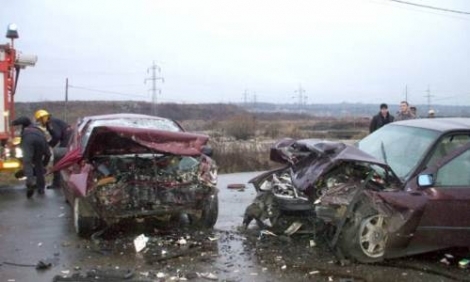Doi pasageri, în vârstă de 19 şi 22 ani, au fost transportaţi la spital.