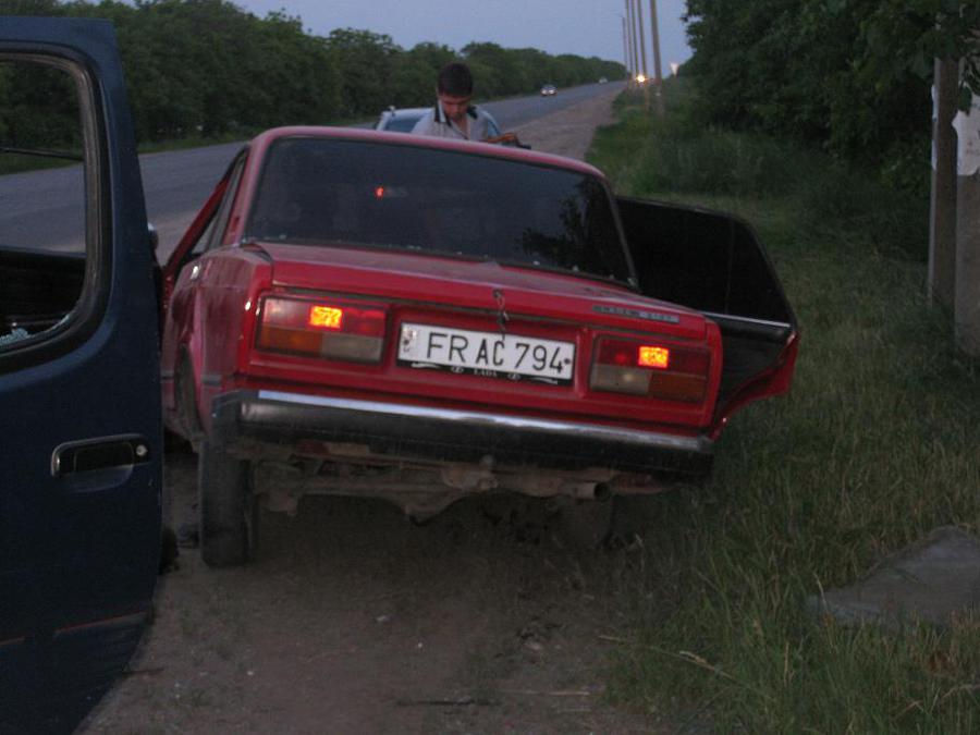 În urma impactului, un tânăr de 17 ani, care se afla în calitate de pasager în automobilul Vaz, a murit la faţa locului