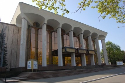 Şedinţele în plen ale Parlamentului au loc de două ori pe săptămîna, iar durata acestora este, în medie, de 3-4 ore, dar au fost și cazuri cînd ședința a durat și 10 ore.
